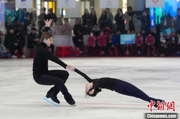湖南省百万人上冰长沙站启动 中俄花滑冰舞点燃