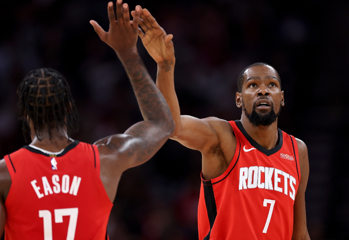 火箭大胜尼克斯 伊森状态回暖引期待