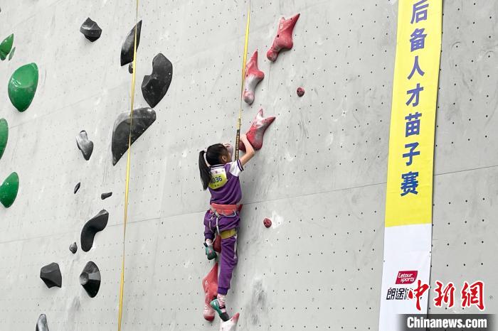 重庆九龙坡区华岩壁虎王国家攀岩示范公园启动