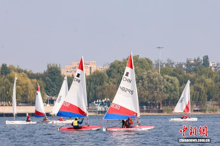 青少年帆船赛雁栖湖开赛 体育旅游融合打造秋季